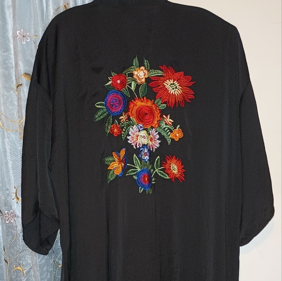 Open-Front Black/Floral Kimono - Picture 5 of 10